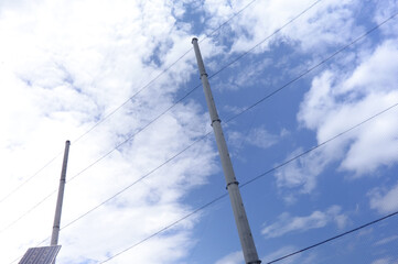 青空の下、真夏の運動場周囲の囲い込みの状況