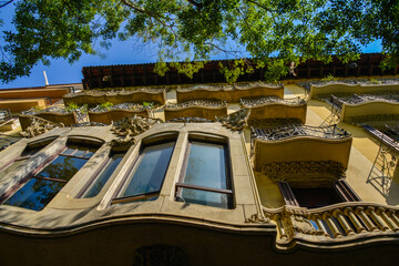 Portales y balcones vestidos con hermosas piezas arquitectónicas, unas talladas a mano y otras hermosas esculturas 