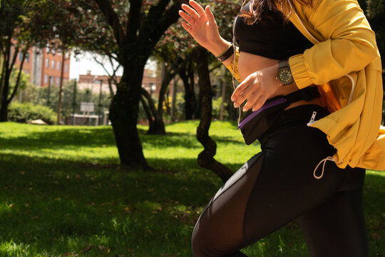 Mujer corriendo en el parque