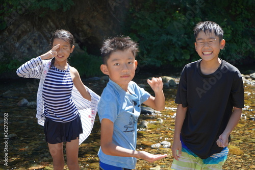 川遊び 河原 夏休み 水遊び 子供達 小学生 兄弟 三兄弟 トリオ 少年少女 家族旅行 Wall Mural Yuko