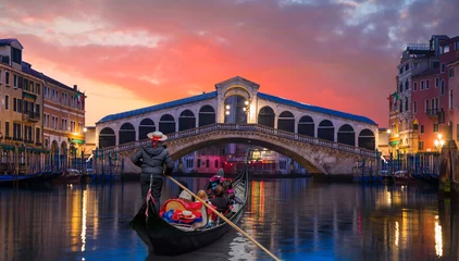 Papier Peint photo Gondoles Balade romantique en gondole près du pont du Rialto - Venise, Italie