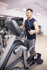Obraz premium Man exercising on gym equipment