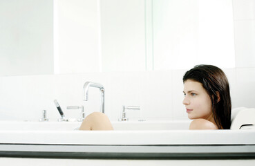Obraz na płótnie Canvas Woman relaxing in the bathtub