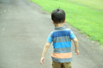公園の子どもの背中