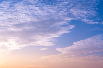 早朝の春の空