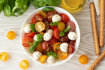 Italian salad with cherry tomatoes, mozzarella and basil