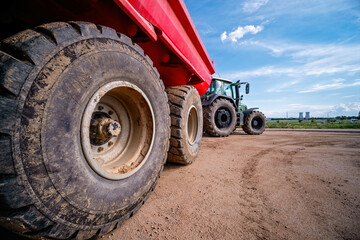 traktor mit hänger © Superingo