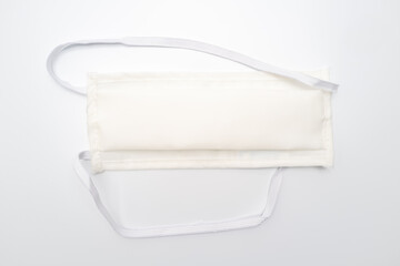 masque blanc Covid 19 lavable sur fond blanc