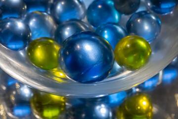 カップの中のカラフルなビー玉と光