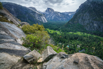 Fototapeta na wymiar hiking the upper yosemite falls trail in yosemite national park in california, usa