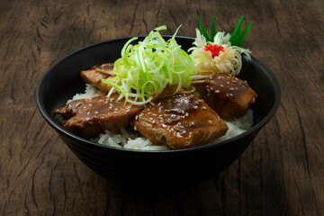 Yakitori Don ontop Leek slice sprinkle sesame (Chicken teriyai sauce on Rice recipe) Japanese Food