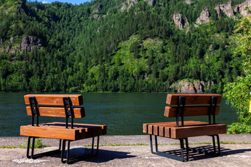 Obraz premium Two benches on the shore