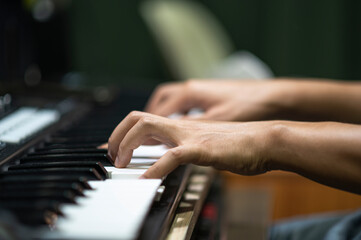 Fototapeta na wymiar hands of the piano player