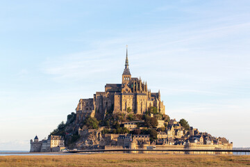 Fototapeta na wymiar Vue du Mont Saint Michel à marée basse, lieu touristique très visité en France