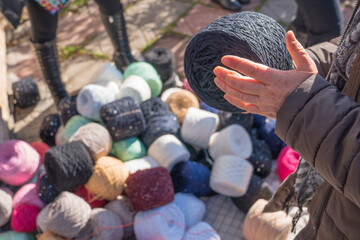  Women who are shopping for yarn