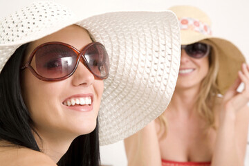Fototapeta premium Women with hats and sunglasses