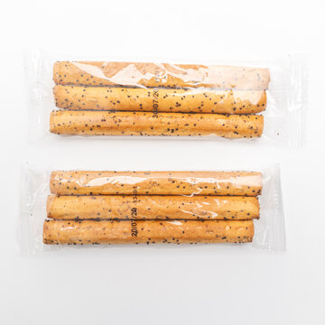 deux sachets de biscuits longs