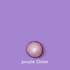 Media cebolla morada sobre un fondo violeta liso y aislado. Vista superior. Copy space. Formato cuadrado