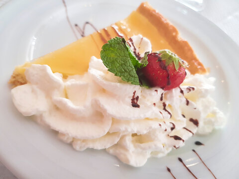Tarta con nata y fresa