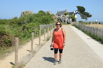 Frau bei Plougrescant, Bretagne