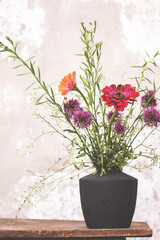 Composizione di fiori freschi, zinnie allium e lino 