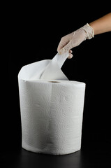 mano con guante cogiendo papel de limpieza
