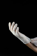 mano con guante sobre fondo negro