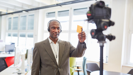 Business Mann beim Coaching online vor einer Videokamera