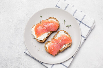 Open sandwiches with salmon, cream cheese and rye bread.