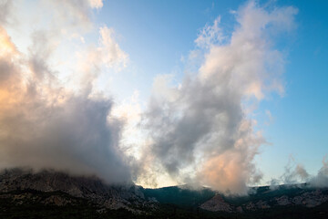 Obraz premium Beautiful clouds on top of a mountain in Crimea