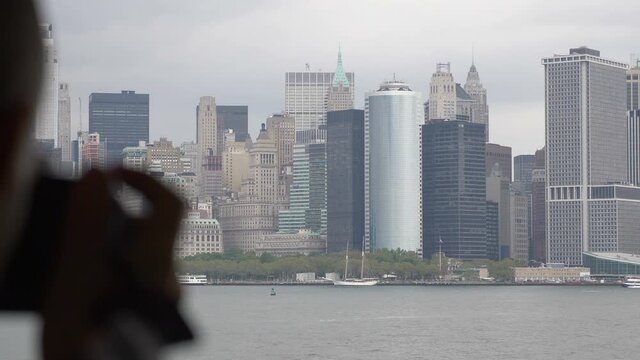People taking picture of Manhattan in New York City in 4K Slow motion 60fps