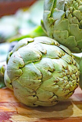 Alcachofas sobre mármol de la cocina