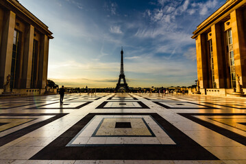 The famous Eiffel tower during sunrise. - obrazy, fototapety, plakaty