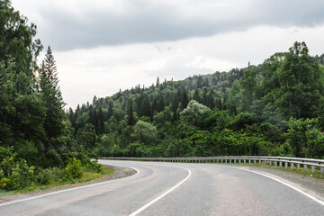 Fototapeta premium Widok z jadącego samochodu na drodze