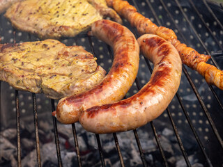 Grillsortiment auf dem Holzkohlegrill
