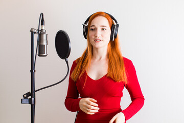 The singer kneads her articular apparatus before singing