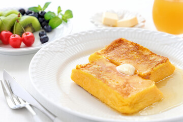 フレンチトーストの朝食