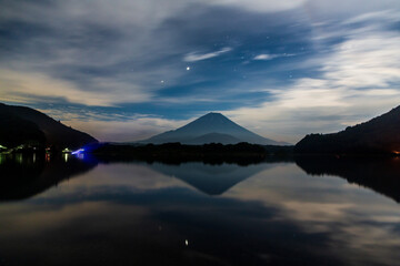 Fototapeta na wymiar 精進湖から月光に照らされた富士山