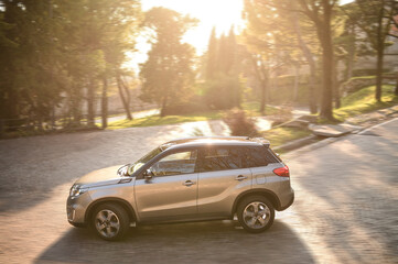 Suv città tramonto