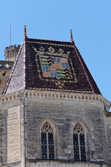 Obraz premium Blason de la famille ducale d'Uzès sur le toit du château - Gard - France
