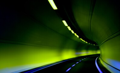Tunnel in grünen Farben