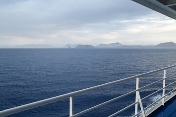 le montuose coste siciliane visibili al mattino da una nave in arrivo a Palermo