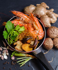 Casseroled Shrimp with vermicelli,Casseroled shrimps with glass noodles,Baked shrimp vermicelli,shrimps potted with vermicelli 