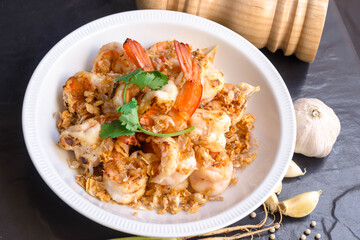 Fried shrimp with garlic and pepper (Goong Tod Kra Thiam Phrik Thai)