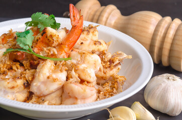 Fried shrimp with garlic and pepper (Goong Tod Kra Thiam Phrik Thai)