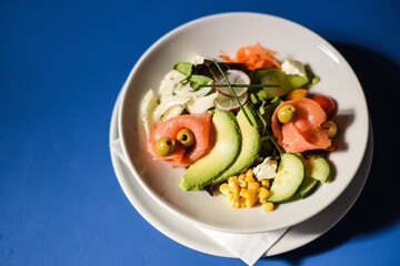 Sfiziosa Insalata con salmone e avocado 