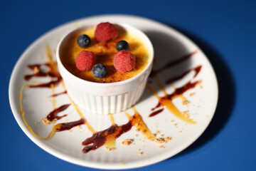Dessert Crème brûlée con lamponi e mirtilli