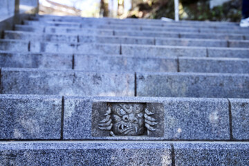覗き見る鬼