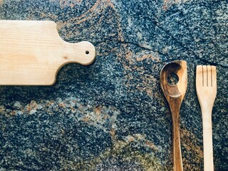 Tabla de cortar con utensilios de cocina de madera