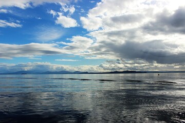Obraz premium Reflective clouds over a lake